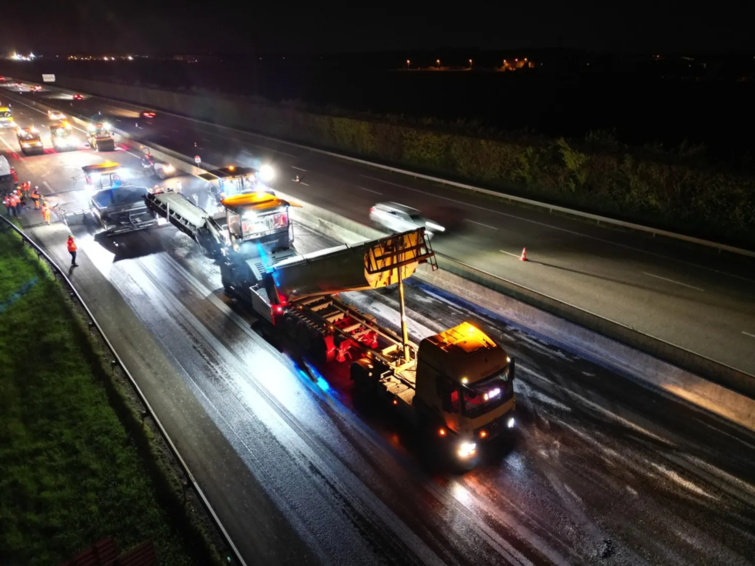 Train de pose et finisseur sur l'autoroute A13, travaux de nuit