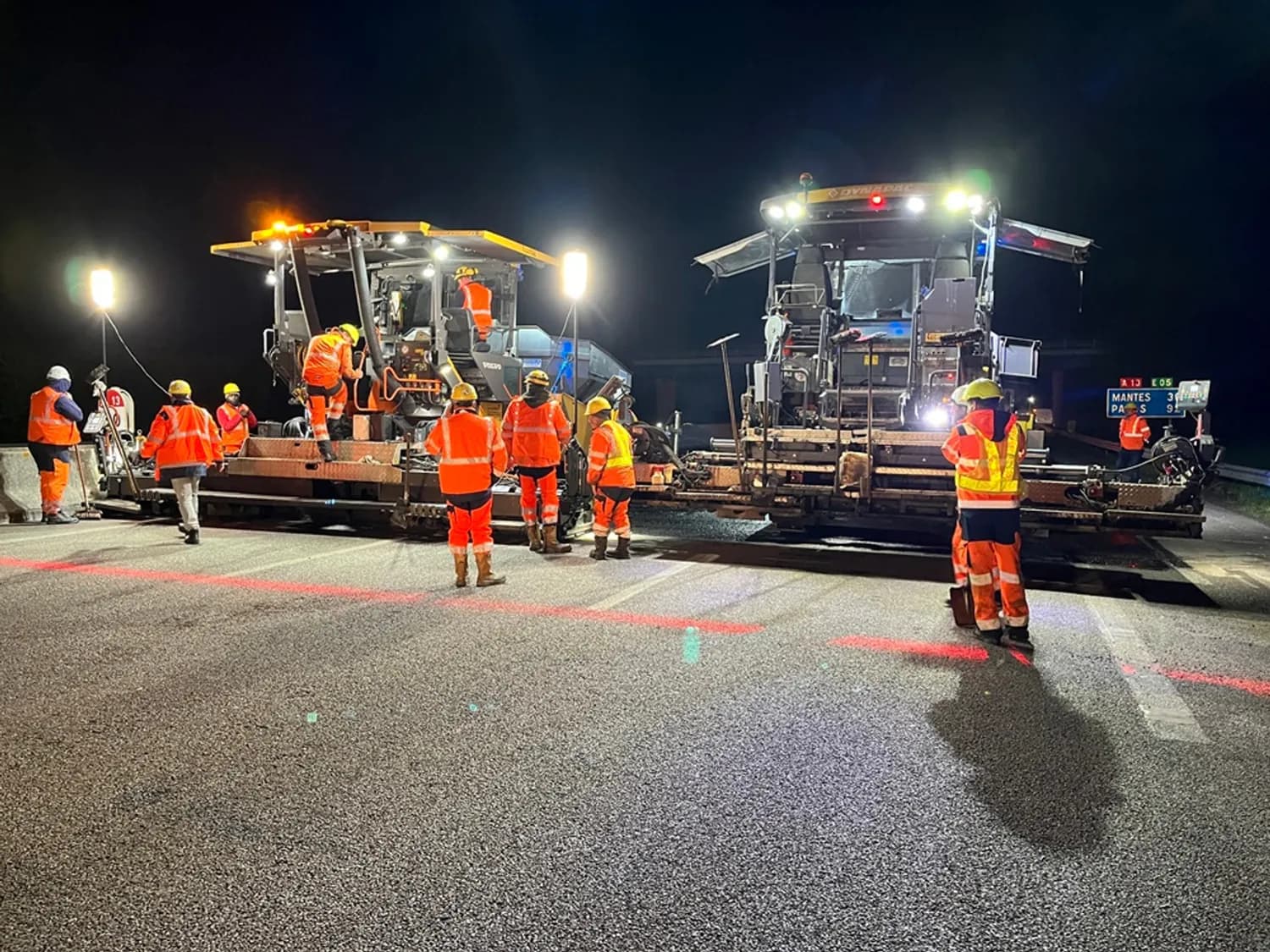 Mise en œuvre de l'enrobé au finisseur sur l'autoroute A13, de nuit